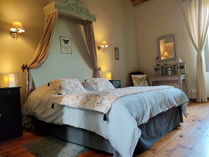 Chambre douillette aux Chambres d'hôtes du Presbytère avec vue sur le jardin automnal Chambre douillette aux Chambres d'hôtes du Presbytère avec vue sur le jardin automnal