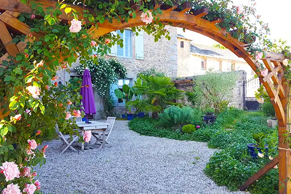 Patio y jardin en permacultura