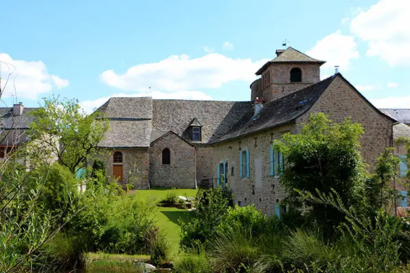 Edificio de carácter restaurado en el respecto de la arquitectura de Aveyron