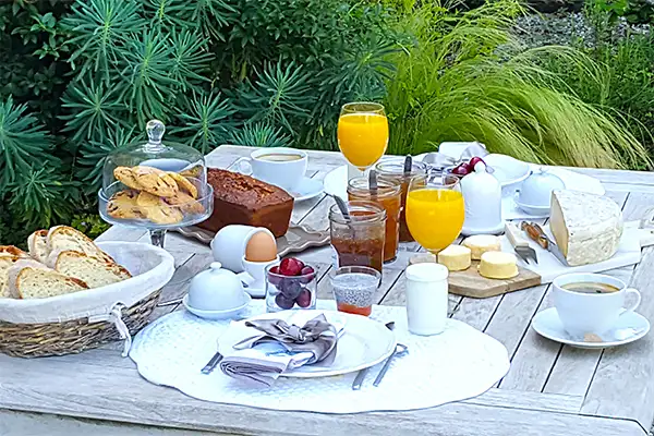 Petit déjeuner en couple dans le jardin