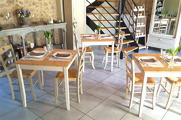 Salle à manger avec tables personnelles