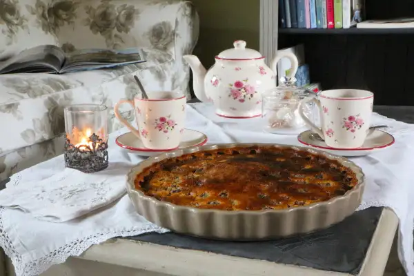 Pause gourmande au salon, thé et clafoutis