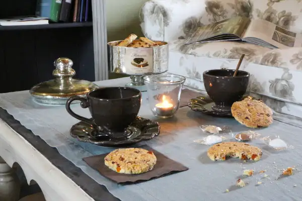 Cookies et café ou thé pour une pause gourmande